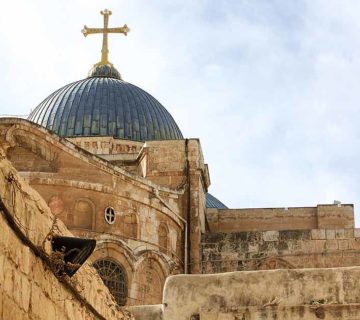 Ekdromi stous agious topous